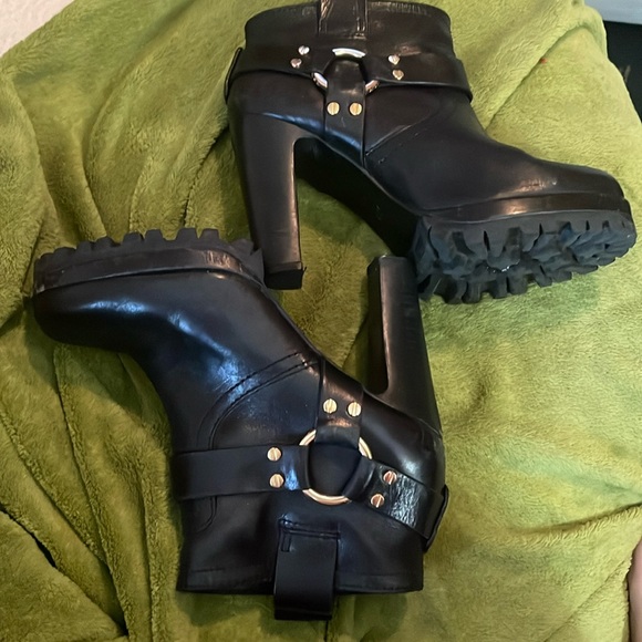 Shoes - Tory Burch leather booties size 7 1/2